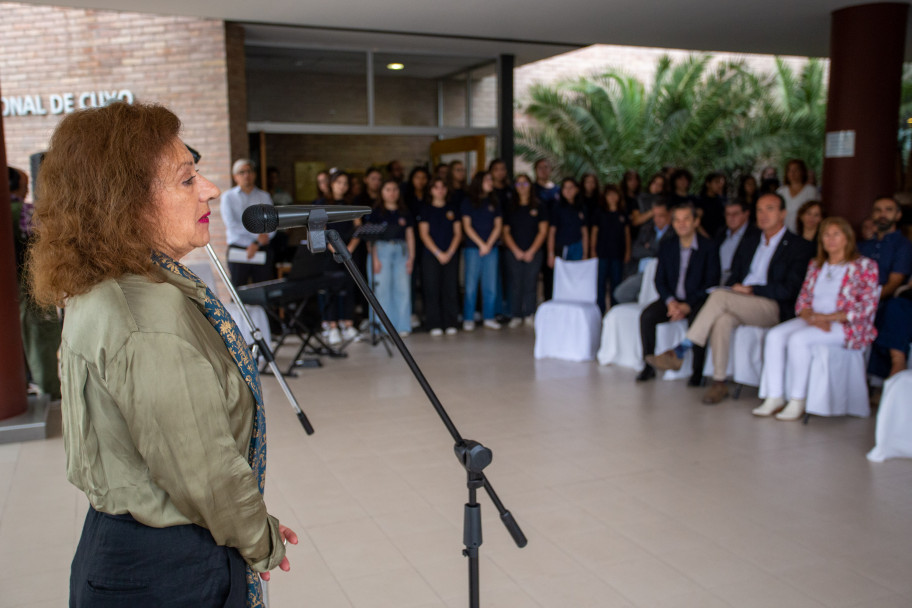 imagen La memoria sigue viva: la UNCUYO plantó eucaliptos para recordar a dos estudiantes