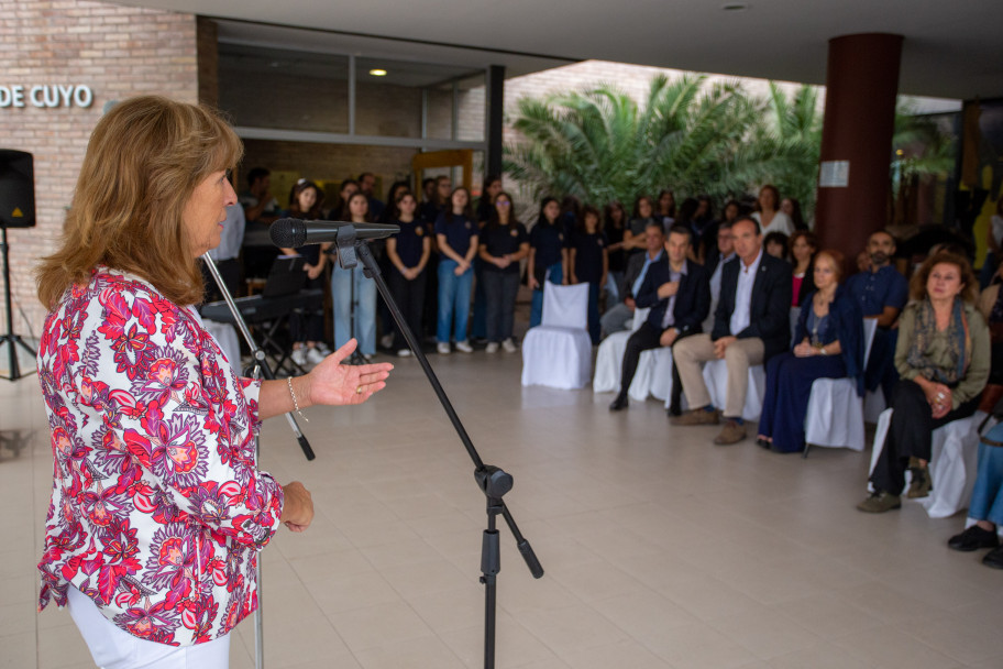 imagen La memoria sigue viva: la UNCUYO plantó eucaliptos para recordar a dos estudiantes