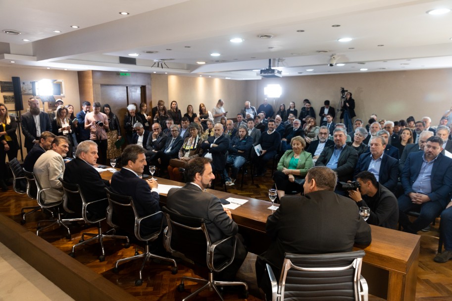 imagen Esther Sánchez participó de una reunión con los ministros de Economía y Educación de la Nación