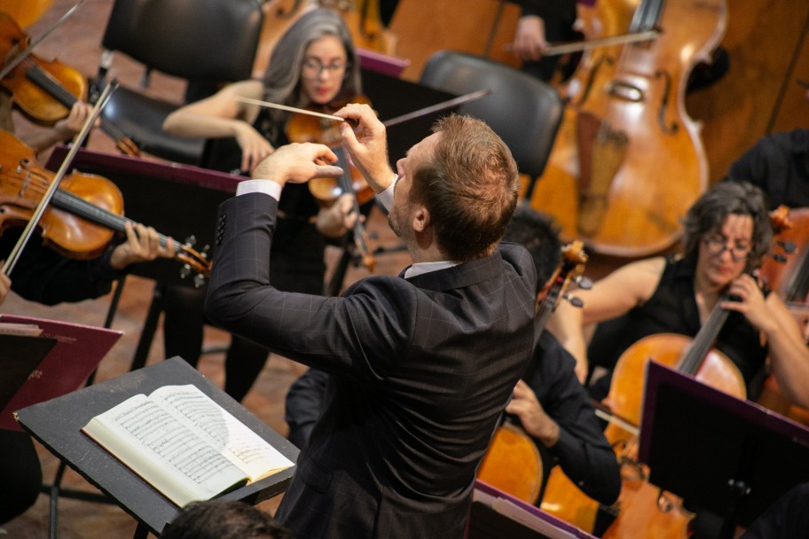 imagen Con batuta brasileña y repertorio alemán, la Sinfónica brilló en su primer concierto