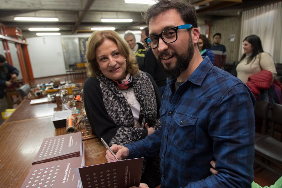 imagen Presentaron un libro que recorre la historia de la radio en Mendoza 