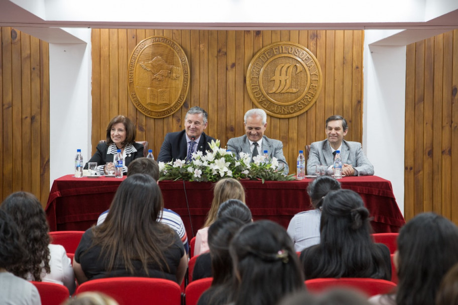 imagen Todas las carreras de la UNCuyo incorporarán una lengua extranjera 