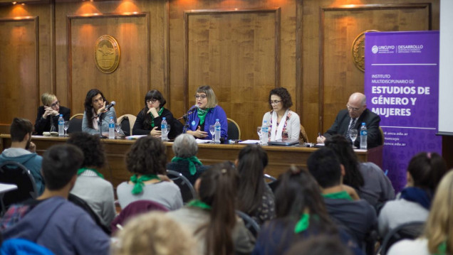 imagen Trataron en un panel la despenalización del aborto