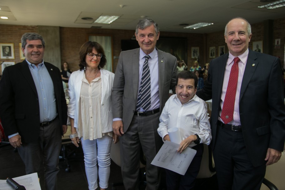 imagen La UNCUYO distinguió el esfuerzo y mérito académico de 14 estudiantes y una graduada