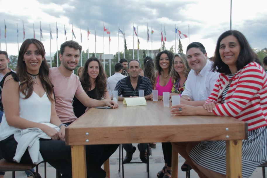 imagen Ser de la UNCUYO es para siempre: Egresados se reencontraron en un Sunset