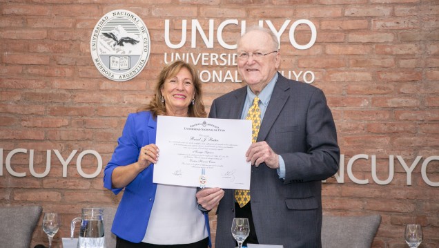 imagen Honoris Causa para experto en el estudio y las aplicaciones médicas de la melatonina