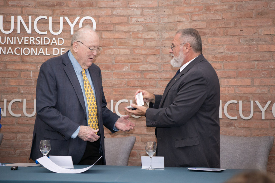 imagen Honoris Causa para experto en el estudio y las aplicaciones médicas de la melatonina