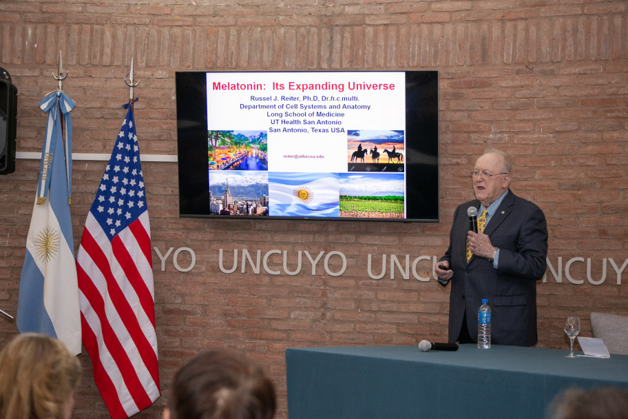 imagen Honoris Causa para experto en el estudio y las aplicaciones médicas de la melatonina