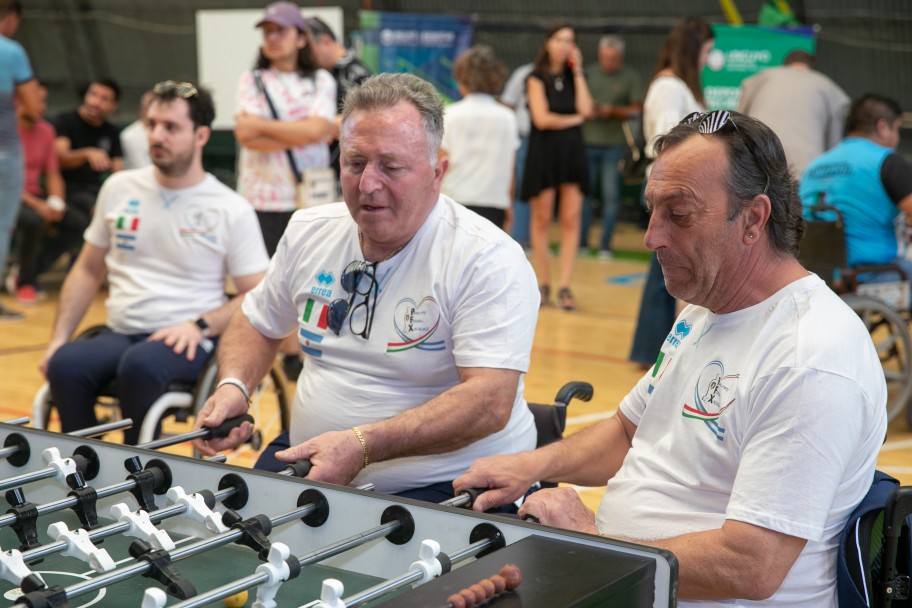 imagen Fútbol de mesa adaptado: seleccionados de Argentina e Italia visitaron la UNCUYO 