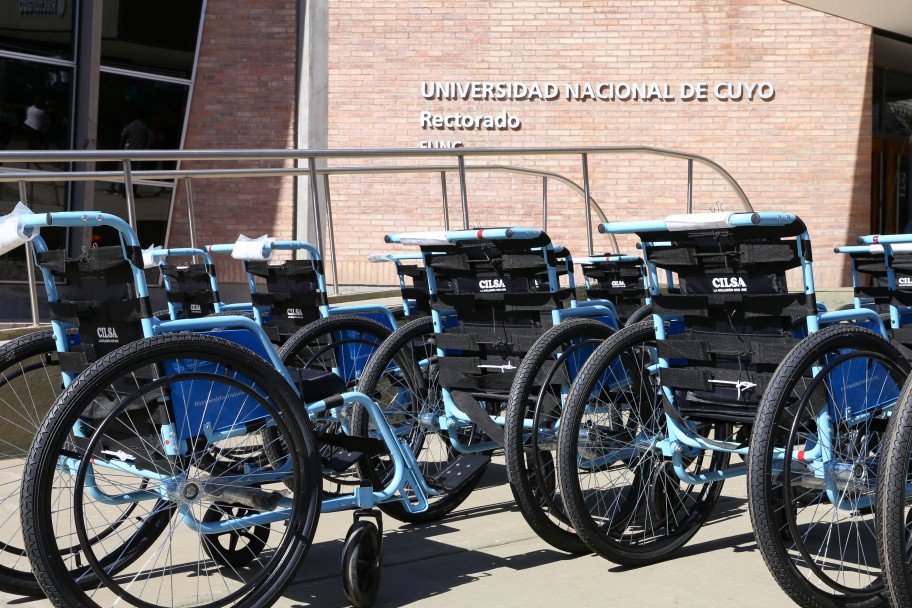 imagen Facultades, Escuelas y Rectorado cuentan con sillas de ruedas de traslado 
