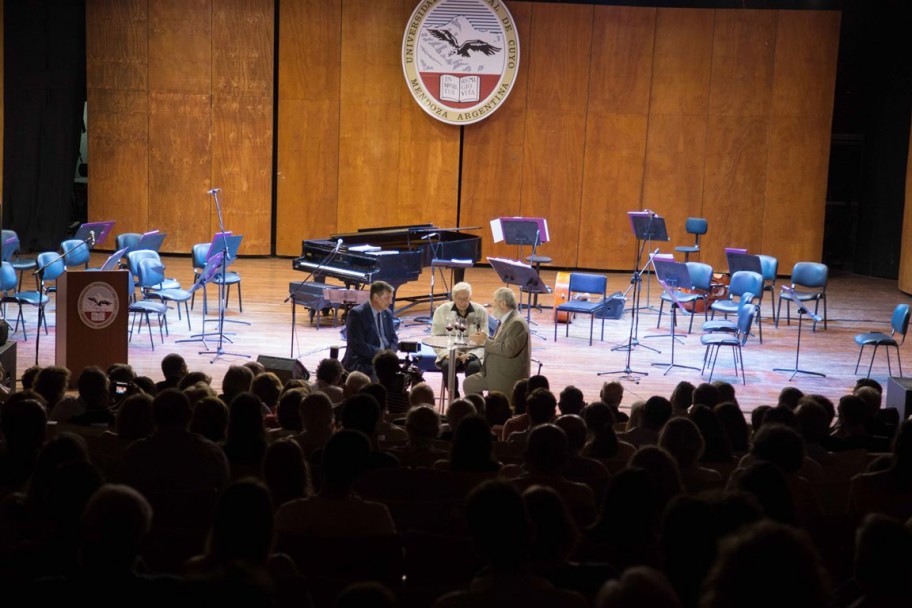 imagen Julio Le Parc es flamante Doctor Honoris Causa 