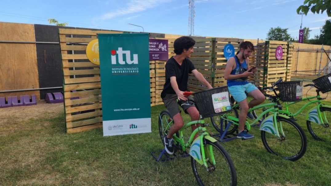 imagen Estudiantes del ITU diseñaron un prototipo para cargar celulares con una bici