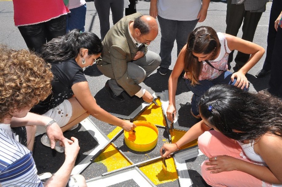 imagen Una estrella amarilla en la avenida Lencinas como símbolo de concientización vial