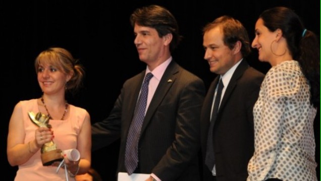 imagen Docente del ICB recibió el premio Joven Destacada 2012