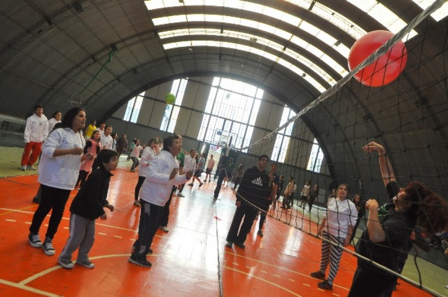 imagen "Establecer un vínculo entre la Universidad y los barrios, mediante la recreación y el deporte"