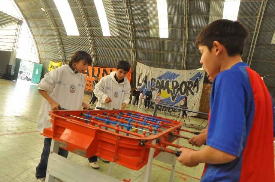 imagen "Establecer un vínculo entre la Universidad y los barrios, mediante la recreación y el deporte"