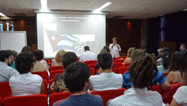 imagen Médica cubana disertó sobre el sistema de salud en su país