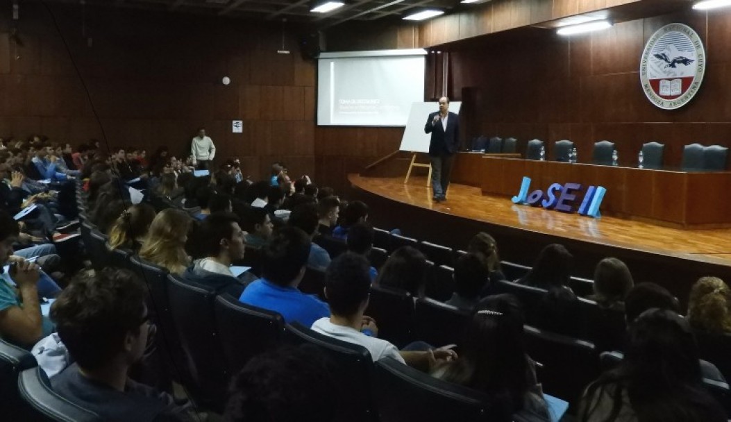 imagen Cientos de estudiantes protagonizaron un encuentro sobre Ingeniería Industrial