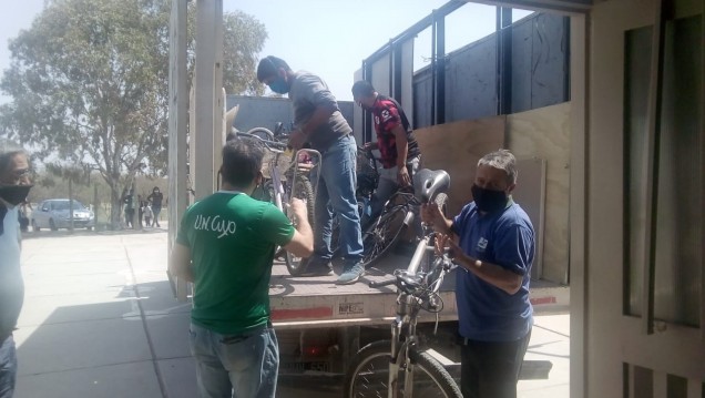 imagen Socios del Club UNCUYO donaron bicicletas y materiales de construcción a una escuela de Lavalle