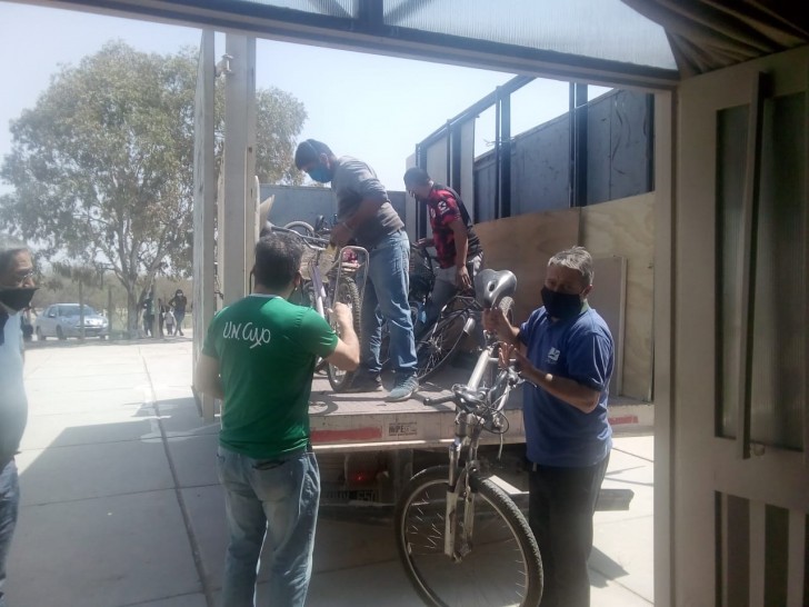 imagen Socios del Club UNCUYO donaron bicicletas y materiales de construcción a una escuela de Lavalle