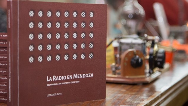 imagen "La radio en Mendoza. De la galena a los auditorios" se presenta en la Feria del Libro