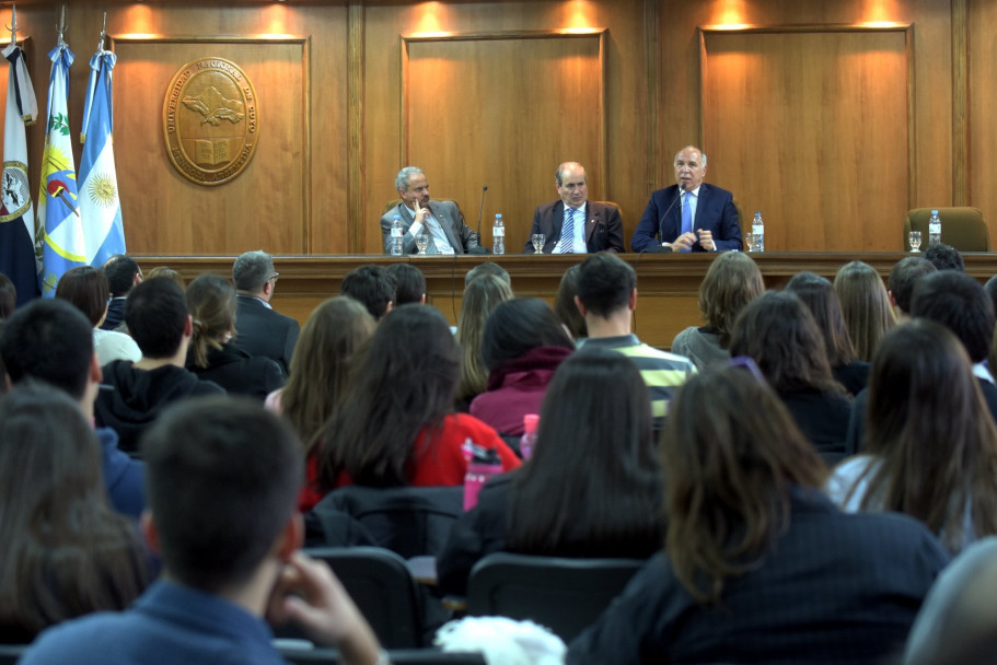 imagen Lorenzetti dictó una clase sobre Derecho Ambiental en la UNCuyo