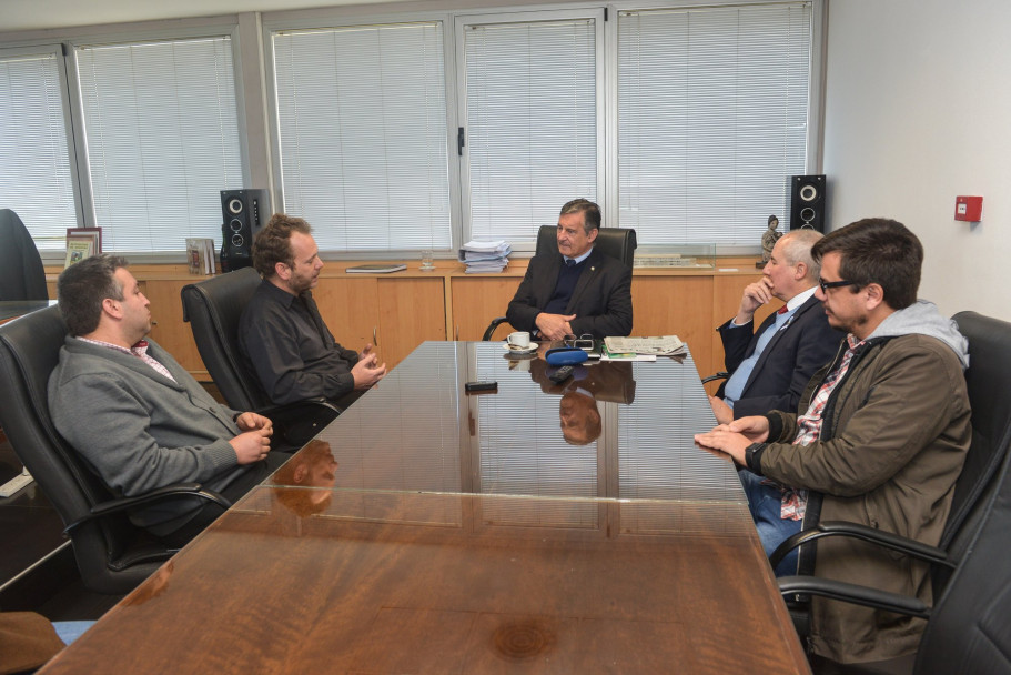 imagen Autoridades de la UNCuyo reconocieron al ganador del Martín Fierro