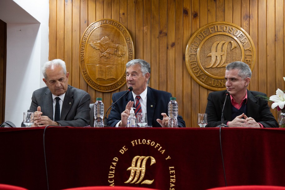 imagen Nuevo Honoris Causa para referente mundial en temáticas de Educación Científica