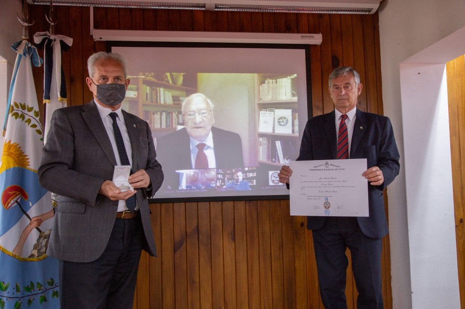 imagen Nuevo Honoris Causa para referente mundial en temáticas de Educación Científica