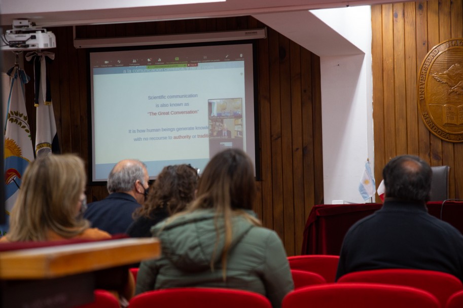 imagen Nuevo Honoris Causa para referente mundial en temáticas de Educación Científica