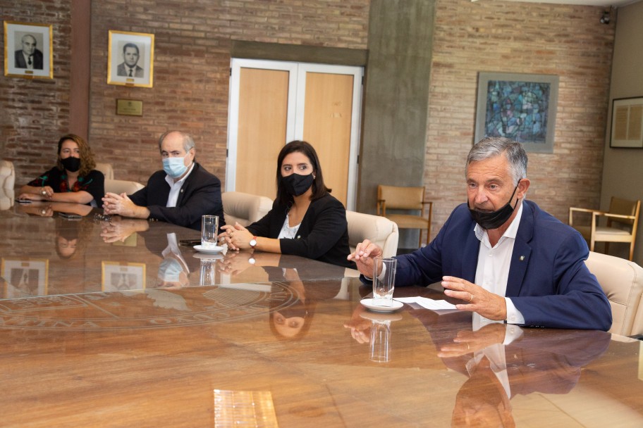 imagen Escuelas de la UNCUYO: el rector Pizzi les garantizó a los padres la vuelta a la presencialidad