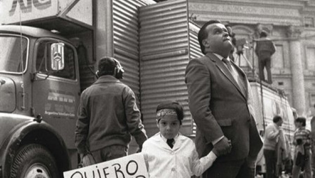 imagen Inauguran muestra fotográfica sobre "30 años de continuidad democrática" 