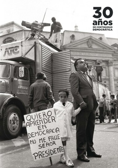 imagen Inauguran muestra fotográfica sobre "30 años de continuidad democrática" 