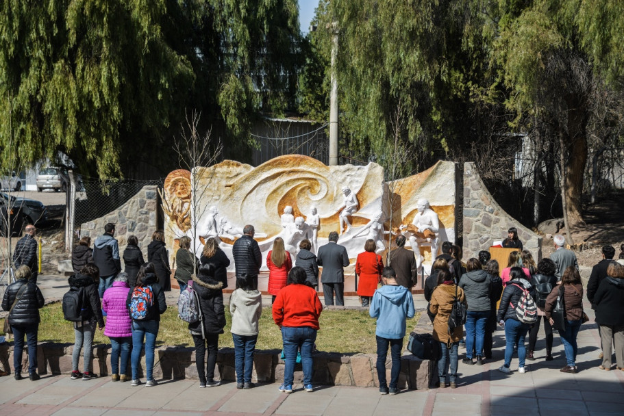 imagen Un mural expresa la búsqueda del origen, el ser y el saber