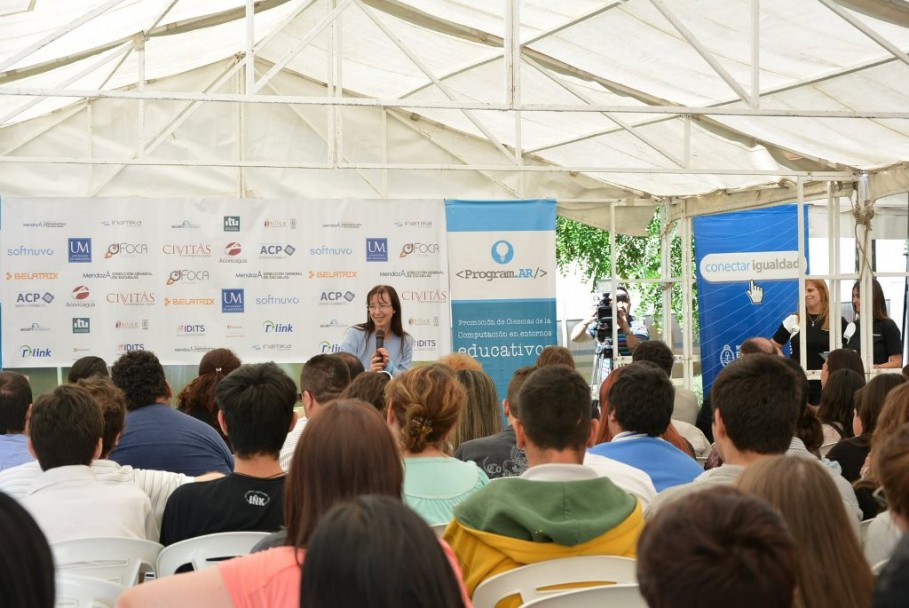 imagen Estudiantes secundarios aprenden a programar en Mendoza