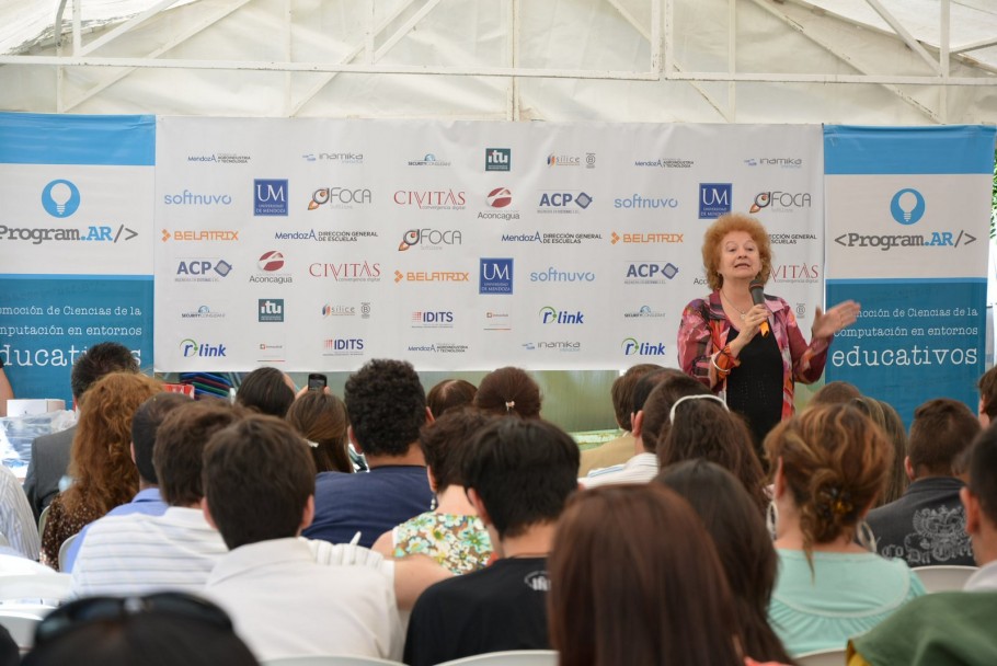 imagen Estudiantes secundarios aprenden a programar en Mendoza