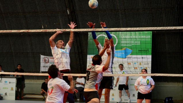 imagen Deportistas trasplantados compitieron en voley en la UNCuyo