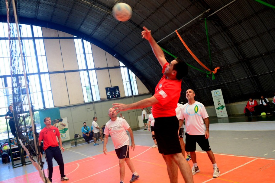 imagen Deportistas trasplantados compitieron en voley en la UNCuyo