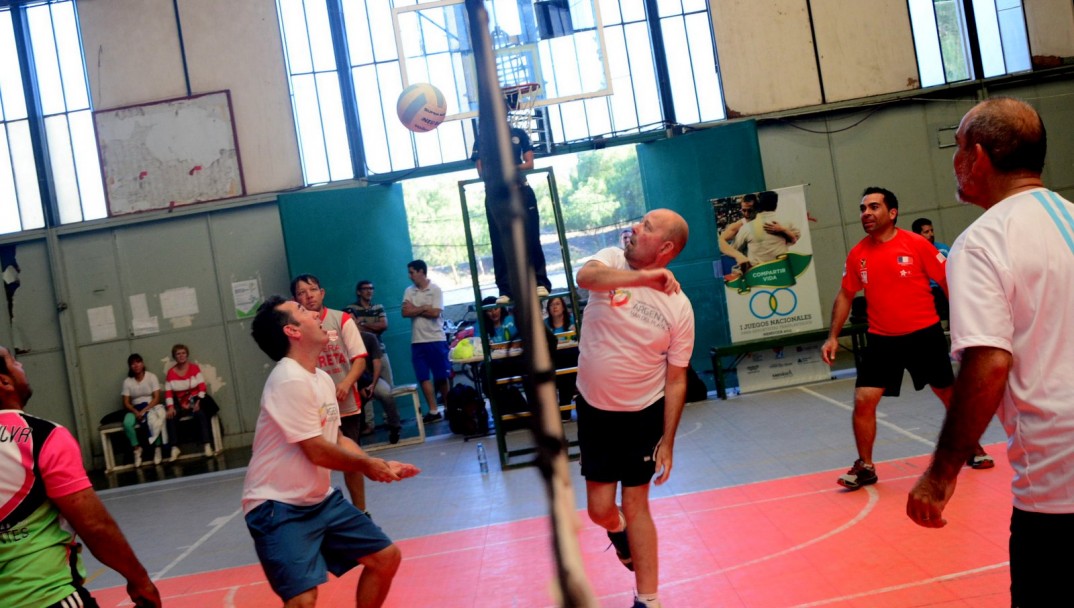 imagen Deportistas trasplantados compitieron en voley en la UNCuyo