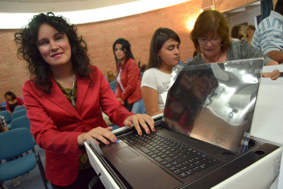 imagen Entregaron notebooks que facilitarán el estudio de jóvenes con discapacidad