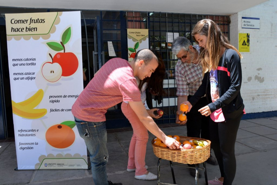 imagen Venden frutas en el Comedor para concientizar sobre alimentación sana