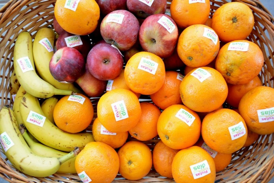 imagen Venden frutas en el Comedor para concientizar sobre alimentación sana