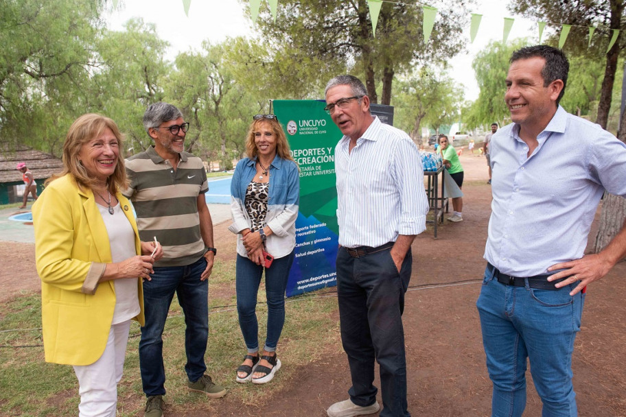 imagen El Natatlón Solidario recaudó 250 kilos de leche en su decimotercera edición