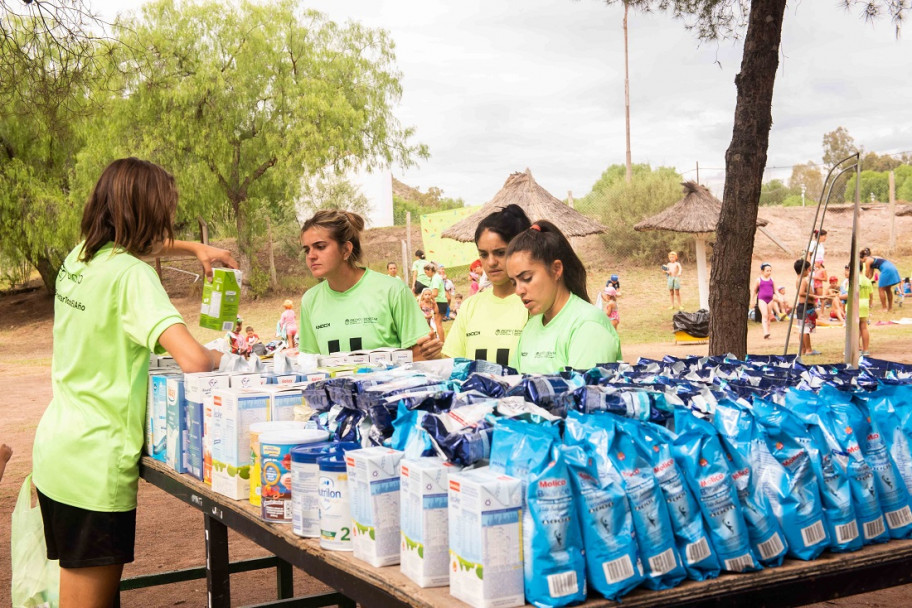 imagen El Natatlón Solidario recaudó 250 kilos de leche en su decimotercera edición