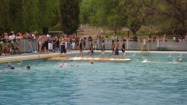 imagen Actividad deportiva y solidaria en la pileta de la UNCuyo