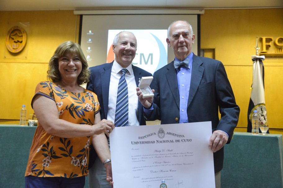 imagen Distinguieron con Doctorado Honoris Causa al biólogo Philip Stahl