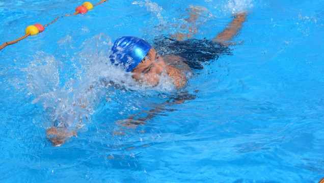 imagen Pileta climatizada y canchas de padel y tenis para socios de Deportes