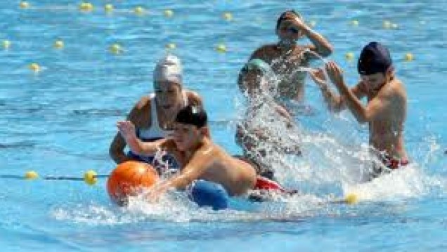 imagen La UNCuyo cierra su temporada de pileta con una "Deporfiesta"