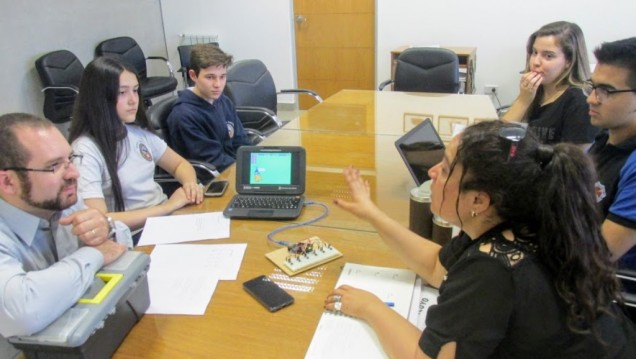 imagen Estudiantes trabajan en prototipos para facilitar el aprendizaje de ciegos