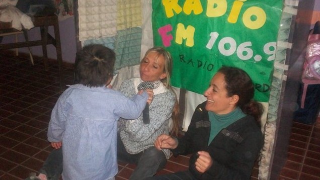 imagen Equipo de la UNCuyo colabora con niños del barrio La Gloria para hacer radio y televisión